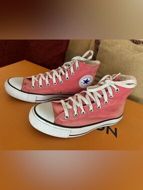 Converse High Top Sneakers in Coral Pink and White Size 9 Women’s/ 7 Men’s